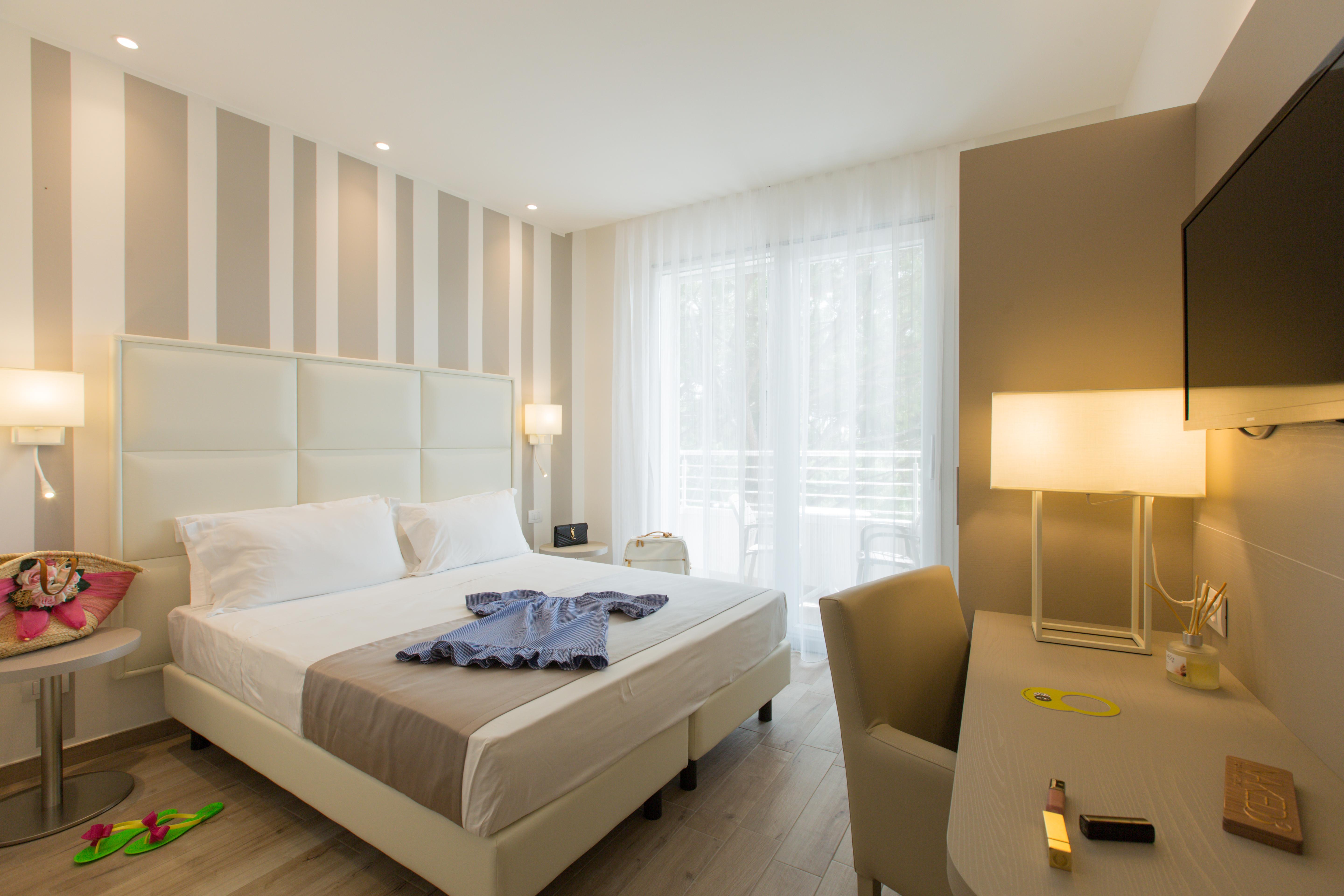 Hotel Luxor Милано Мартима Екстериор снимка