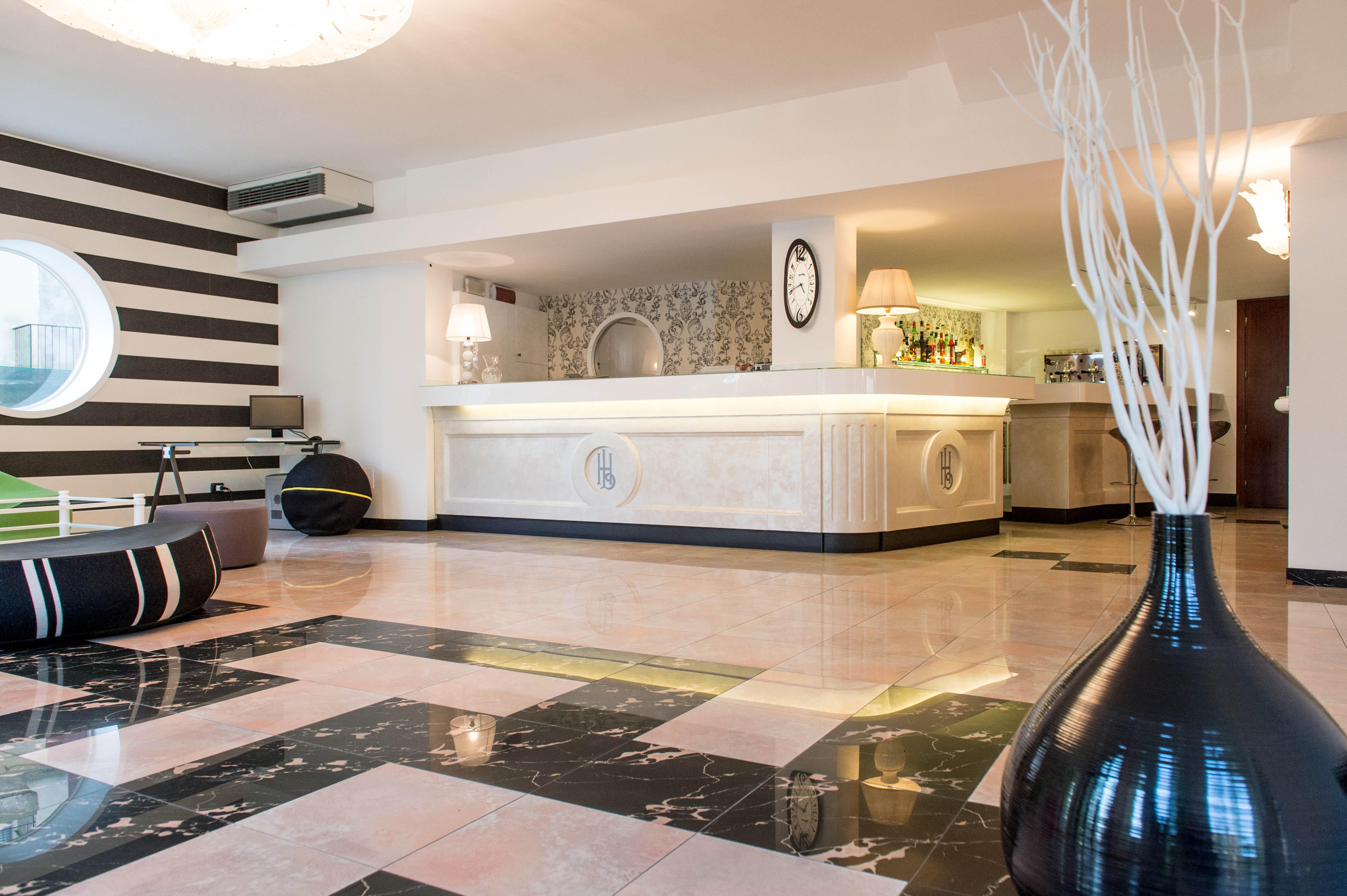 Hotel Luxor Милано Мартима Екстериор снимка