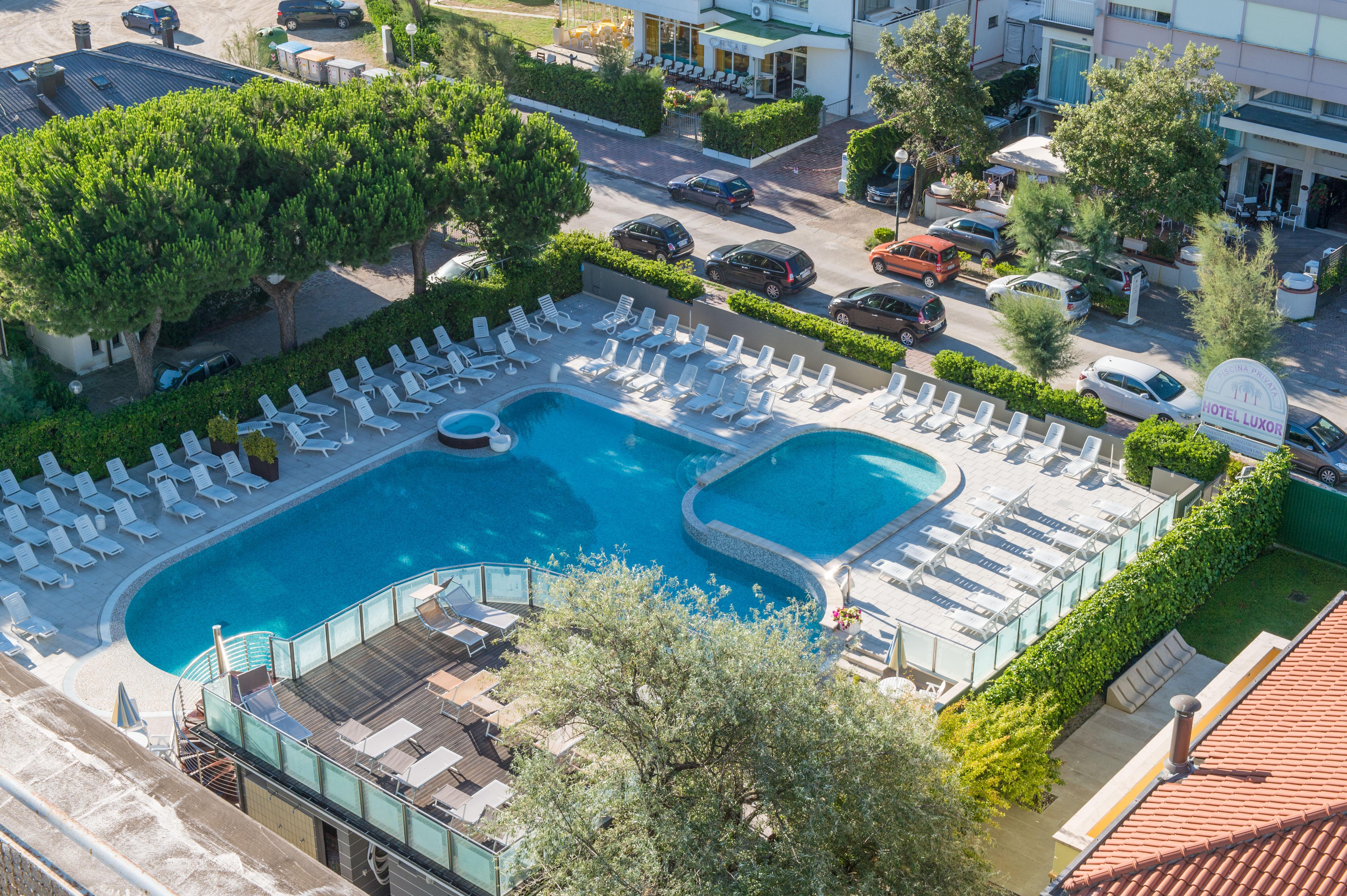 Hotel Luxor Милано Мартима Екстериор снимка