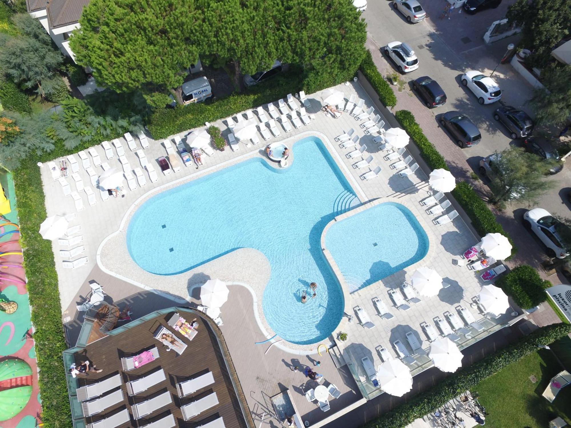 Hotel Luxor Милано Мартима Екстериор снимка
