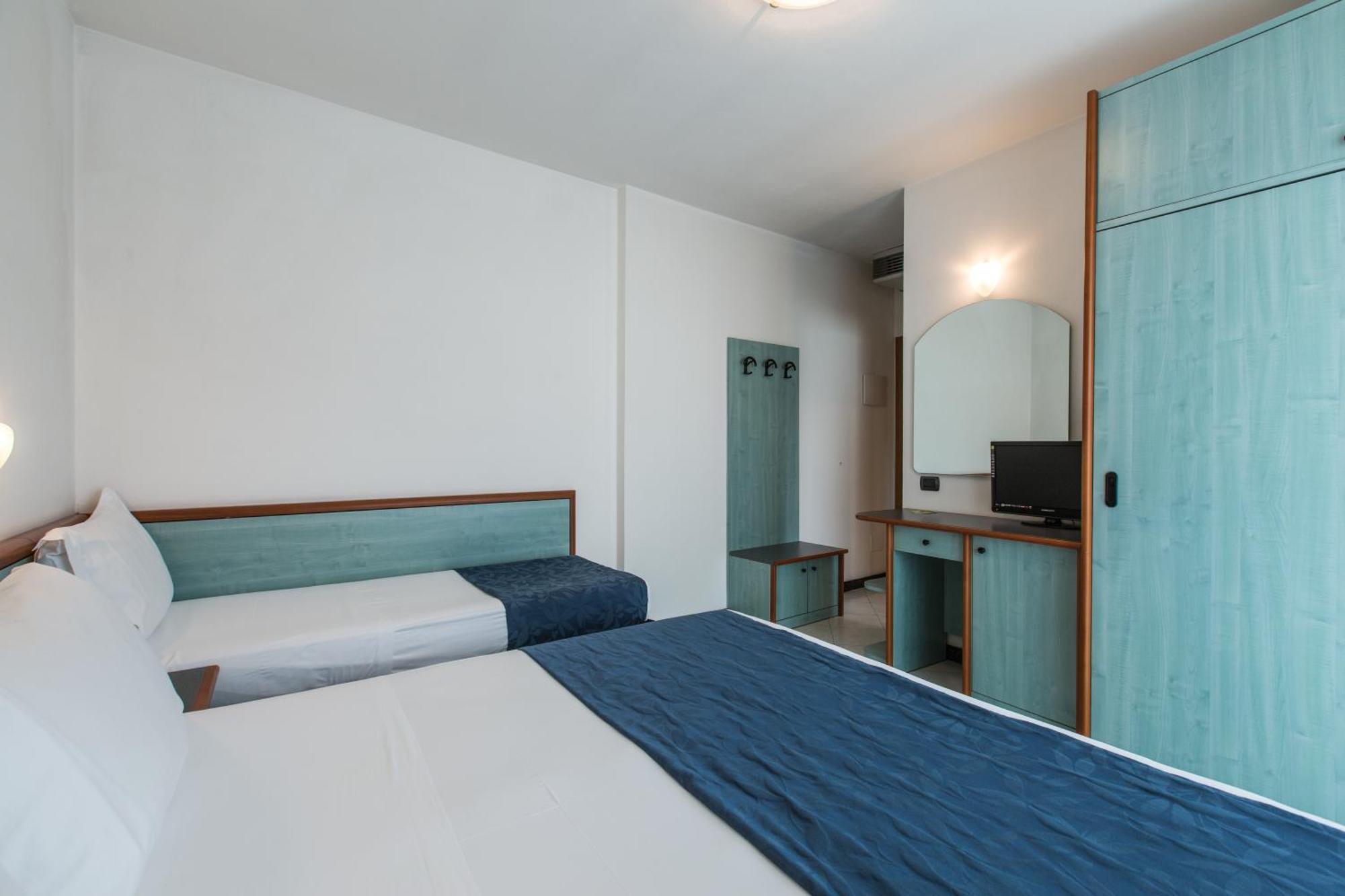 Hotel Luxor Милано Мартима Екстериор снимка